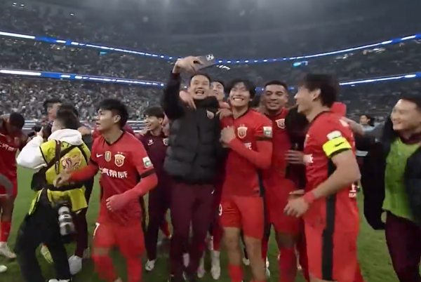 倍操盘 众生相！海港夺中超三连冠：全队抱成一团跳舞庆祝，武磊眼眶湿润